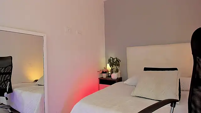 NataliaBuiles online show from October 2025 04:18:01 PM