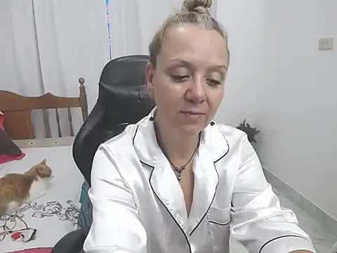 yeslluisa online show from April 2026 08:58:02 PM