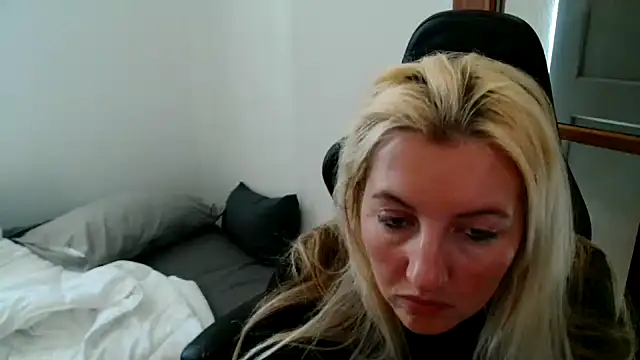 Snapshot of Mllesha74000 chatting on April 2026 01:01:01 PM Mllesha74000 online show from April 2026 01:01:01 PM