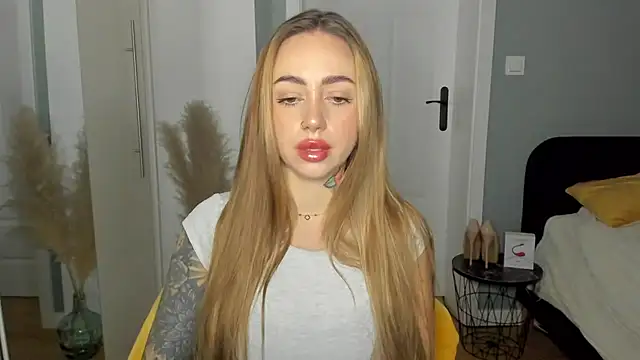 Snapshot of sexyCoralie chatting on April 2026 07:06:01 AM sexyCoralie online show from April 2026 07:06:01 AM