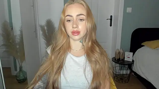 Snapshot of sexyCoralie chatting on April 2026 06:51:01 AM sexyCoralie online show from April 2026 06:51:01 AM