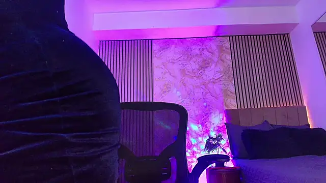 JuliRamirez online show from April 2026 04:17:02 PM