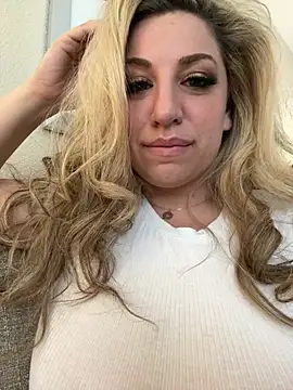 Snapshot of miamellycious chatting on January 2025 04:02:01 PM miamellycious online show from January 2025 04:02:01 PM