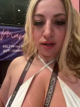 Snapshot of miamellycious chatting on January 2025 02:12:02 AM miamellycious online show from January 2025 02:12:02 AM