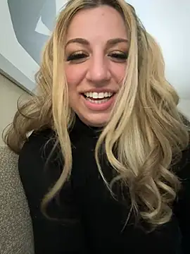 Snapshot of miamellycious chatting on January 2025 08:36:01 AM miamellycious online show from January 2025 08:36:01 AM