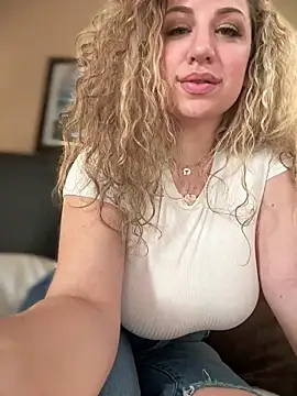 Snapshot of miamellycious chatting on February 2025 08:09:02 PM miamellycious online show from February 2025 08:09:02 PM