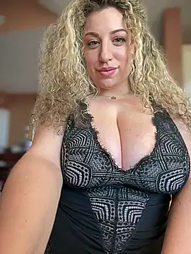 Snapshot of miamellycious chatting on March 2025 06:23:01 PM miamellycious online show from March 2025 06:23:01 PM