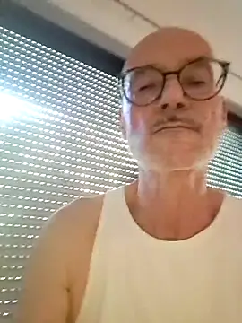 Snapshot of BerndisCam chatting on July 2026 04:35:02 PM BerndisCam online show from July 2026 04:35:02 PM