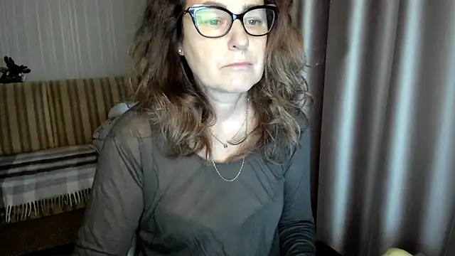 Snapshot of lauraoven chatting on December 2025 07:25:02 AM lauraoven online show from December 2025 07:25:02 AM