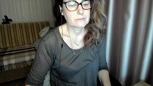 Snapshot of lauraoven chatting on December 2025 07:47:02 AM lauraoven online show from December 2025 07:47:02 AM