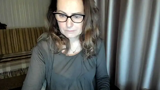 Snapshot of lauraoven chatting on December 2025 08:10:01 AM lauraoven online show from December 2025 08:10:01 AM