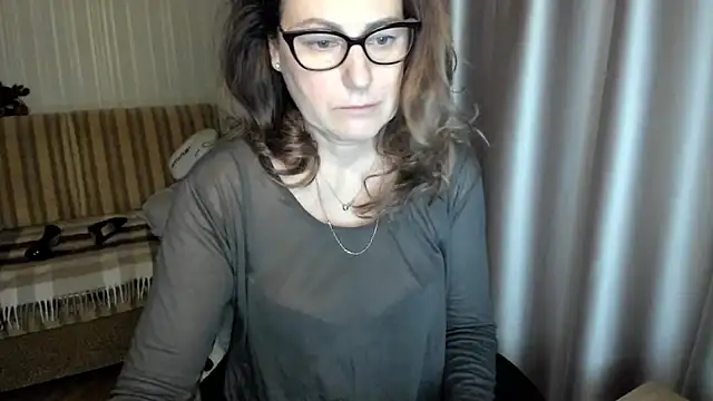 Snapshot of lauraoven chatting on December 2025 08:54:01 AM lauraoven online show from December 2025 08:54:01 AM