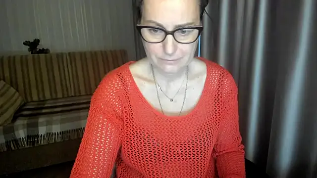 Snapshot of lauraoven chatting on December 2025 07:28:02 AM lauraoven online show from December 2025 07:28:02 AM