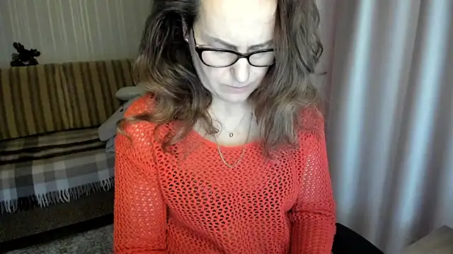 Snapshot of lauraoven chatting on January 2026 10:42:02 AM lauraoven online show from January 2026 10:42:02 AM