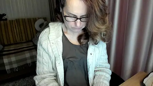 Snapshot of lauraoven chatting on February 2026 01:36:01 PM lauraoven online show from February 2026 01:36:01 PM