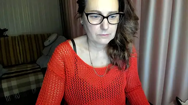 Snapshot of lauraoven chatting on February 2026 07:45:01 AM lauraoven online show from February 2026 07:45:01 AM