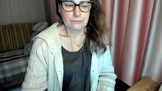 Snapshot of lauraoven chatting on February 2026 07:47:01 AM lauraoven online show from February 2026 07:47:01 AM