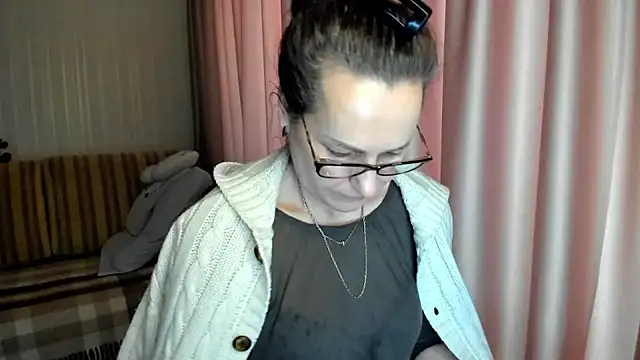 Snapshot of lauraoven chatting on February 2026 07:26:01 AM lauraoven online show from February 2026 07:26:01 AM