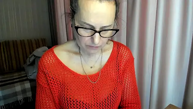 Snapshot of lauraoven chatting on February 2026 08:44:01 AM lauraoven online show from February 2026 08:44:01 AM