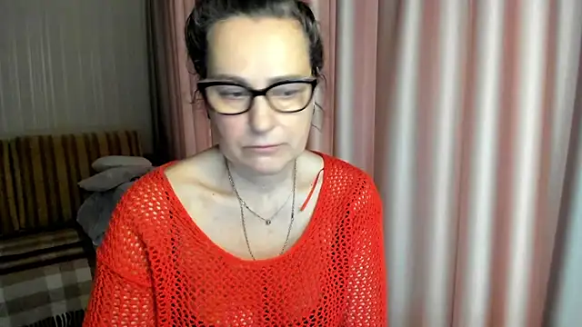 Snapshot of lauraoven chatting on February 2026 08:55:02 AM lauraoven online show from February 2026 08:55:02 AM