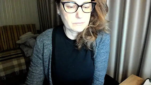 Snapshot of lauraoven chatting on February 2026 05:42:02 PM lauraoven online show from February 2026 05:42:02 PM