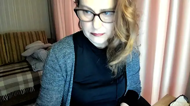 Snapshot of lauraoven chatting on February 2026 07:48:01 AM lauraoven online show from February 2026 07:48:01 AM