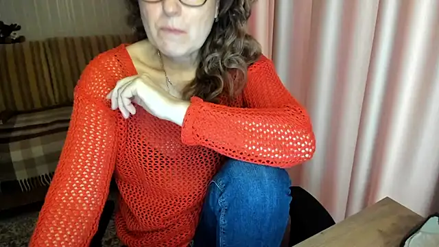 Snapshot of lauraoven chatting on February 2026 07:43:02 AM lauraoven online show from February 2026 07:43:02 AM