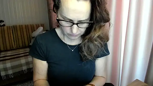 Snapshot of lauraoven chatting on February 2026 10:03:02 AM lauraoven online show from February 2026 10:03:02 AM