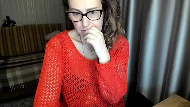 Snapshot of lauraoven chatting on February 2026 03:11:02 PM lauraoven online show from February 2026 03:11:02 PM