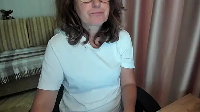 Snapshot of lauraoven chatting on July 2026 01:42:01 PM lauraoven online show from July 2026 01:42:01 PM