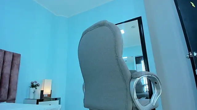 tati saldarriaga online show from November 2025 01:01:01 PM