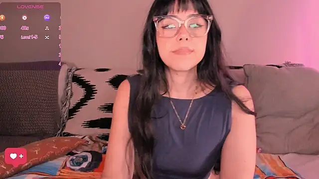Snapshot of Evie-Luna chatting on April 2026 01:12:01 AM Evie-Luna online show from April 2026 01:12:01 AM