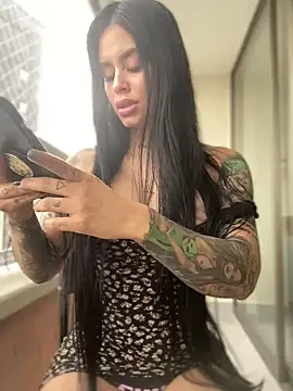 Snapshot of LaraHenao chatting on January 2025 12:00:01 PM LaraHenao online show from January 2025 12:00:01 PM