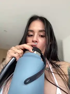 Snapshot of LaraHenao chatting on January 2025 12:59:01 PM LaraHenao online show from January 2025 12:59:01 PM