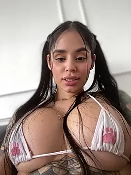 Snapshot of LaraHenao chatting on February 2025 01:08:02 PM LaraHenao online show from February 2025 01:08:02 PM