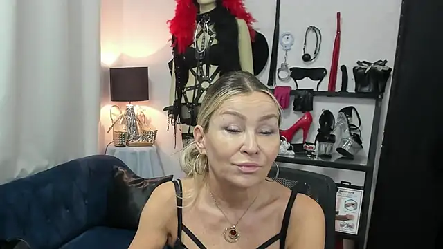 Snapshot of crystaLUX chatting on June 2026 04:15:01 AM crystaLUX online show from June 2026 04:15:01 AM
