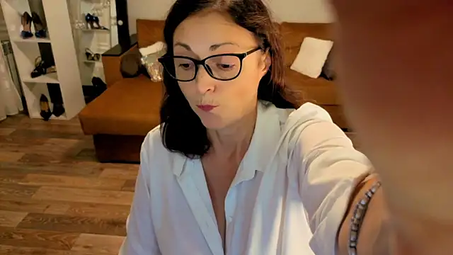 CaringSophie online show from November 2025 05:12:02 PM