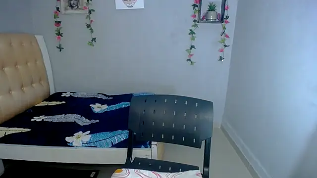 sexy latynx online show from April 2026 06:15:01 PM