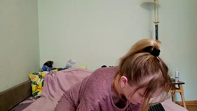 Snapshot of ModelEva chatting on April 2026 11:27:01 AM ModelEva online show from April 2026 11:27:01 AM