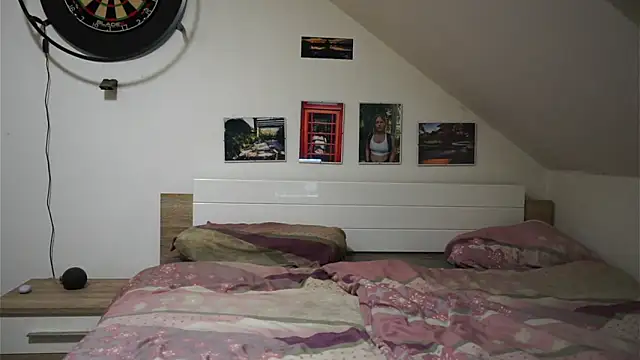 Moistdevil online show from November 2025 09:47:01 PM