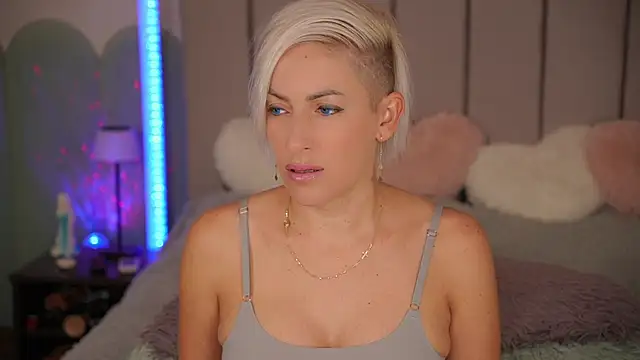 VickySecret96 online show from September 2025 04:34:01 PM