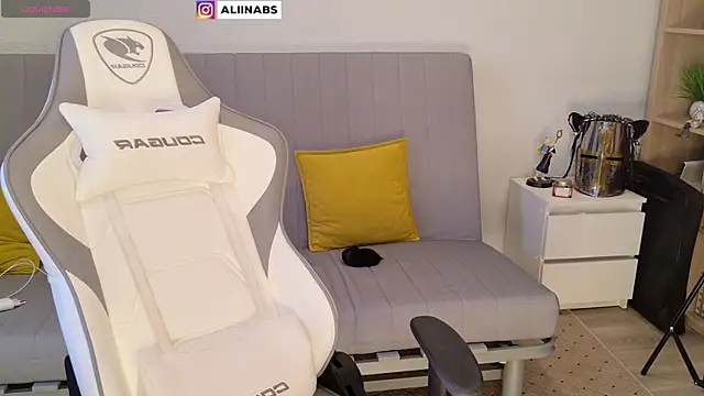 Snapshot of aliiiiiina chatting on January 2025 03:26:02 AM aliiiiiina online show from January 2025 03:26:02 AM