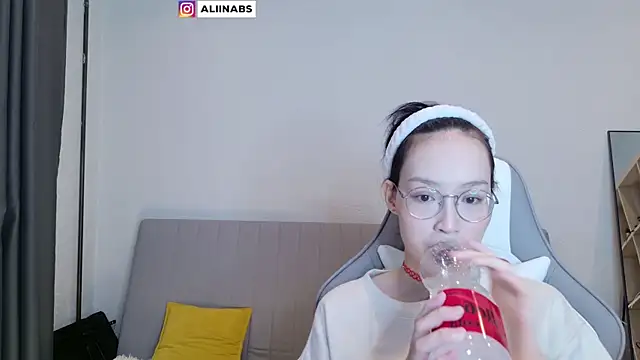 Snapshot of aliiiiiina chatting on February 2025 01:04:02 AM aliiiiiina online show from February 2025 01:04:02 AM