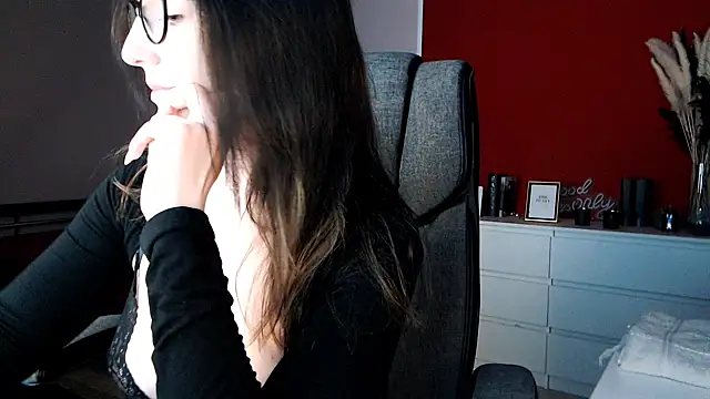 Alina Lamour online show from April 2026 06:32:02 PM