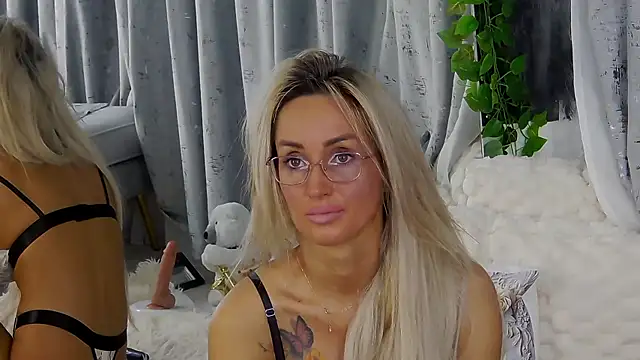 Snapshot of IsabelleEthan chatting on December 2025 02:17:02 AM IsabelleEthan online show from December 2025 02:17:02 AM