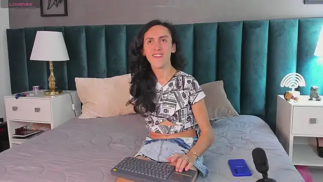 Snapshot of Karol_fenixx chatting on February 2025 04:42:02 PM Karol fenixx online show from February 2025 04:42:02 PM