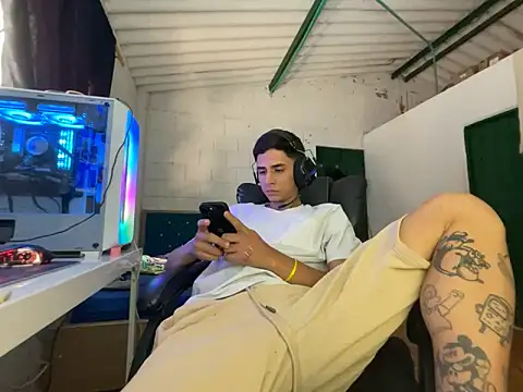 Max TheHorseDick online show from April 2026 04:48:01 PM