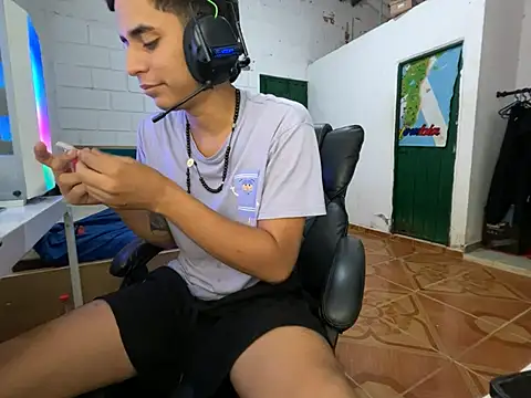 Max TheHorseDick online show from April 2026 07:47:01 PM