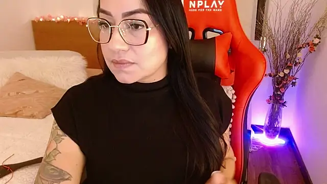 Snapshot of lucy_luu_ chatting on December 2024 01:32:01 AM lucy luu online show from December 2024 01:32:01 AM