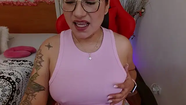 Snapshot of lucy_luu_ chatting on January 2025 09:51:01 PM lucy luu online show from January 2025 09:51:01 PM